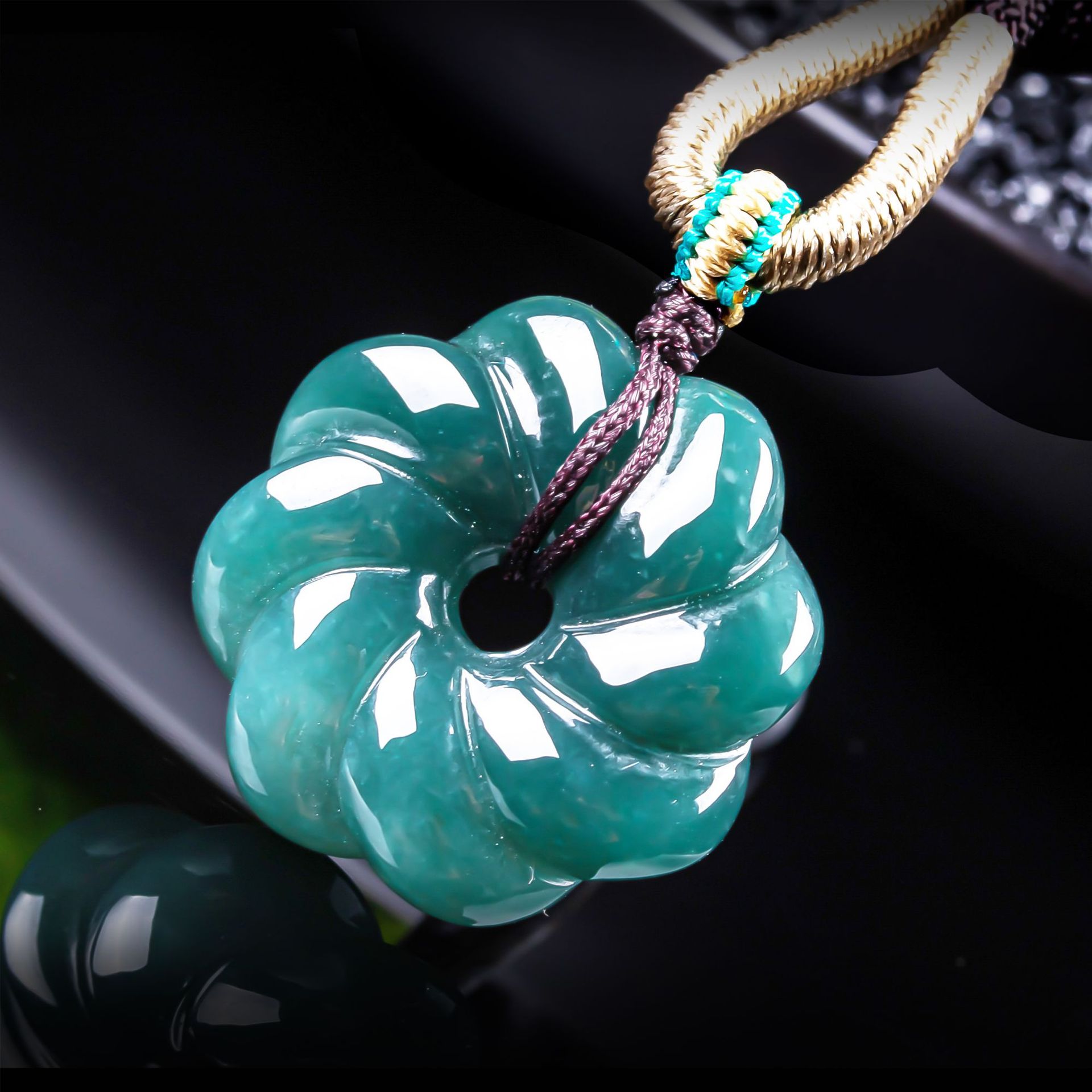 Women Accessories To Gift - Натуральный бирманский жадеитовый кулон в форме